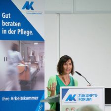 Beatrice Zeiger bei der Begrüßung zum Zukunftsforum