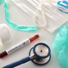 Schutzkleidung und Coronavirus-Tests für Pflegekräfte