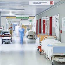 Pflegekraft im Krankenhausflur