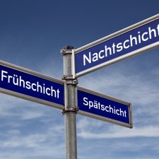 Schild zu den Schichten Frühschicht Spätschicht Nachtdienst