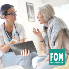 Ältere Frau wird von junger Ärztin beraten. Daneben das Logo der FOM Hochschule.