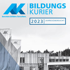 Foto: Schwarzweiß, Außenfassade des Bildungszentrums in Krikel, darüber in blau das Logo der Arbeitskammer und der Schriftzug Bildungskurier 2023