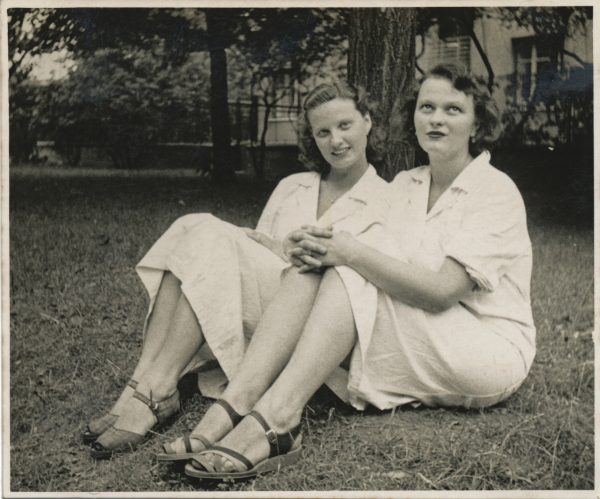 Fotoaufnahme von 1950 zeigt zwei Krankenschwestern auf einer Wiese sitzend