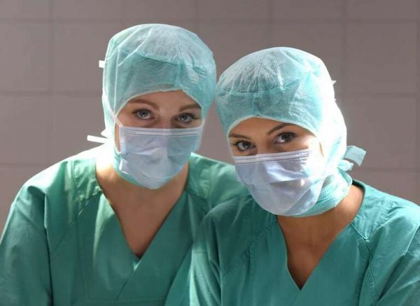 Zwei Krankenschwestern in OP-Kleidung