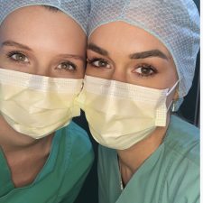 Zwei Krankenschwestern in OP-Kleidung und Mundschutz