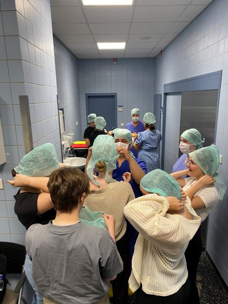 Schüler und Schülerinnen mit OP-Hauben bei einem Workshop im Klinikum Saarbrücken