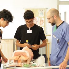 Zwei Schüler mit Pflegekraft im SHG Klinikum Merzig an einer Beatmungspuppe