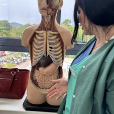 Anatomiepuppe und Pflegekraft im Marienhausklinikum IGB