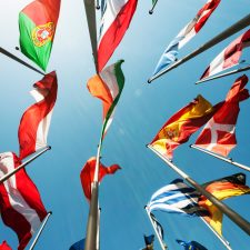 Zahlreiche internationale Flaggen wehen am Flaggenmast