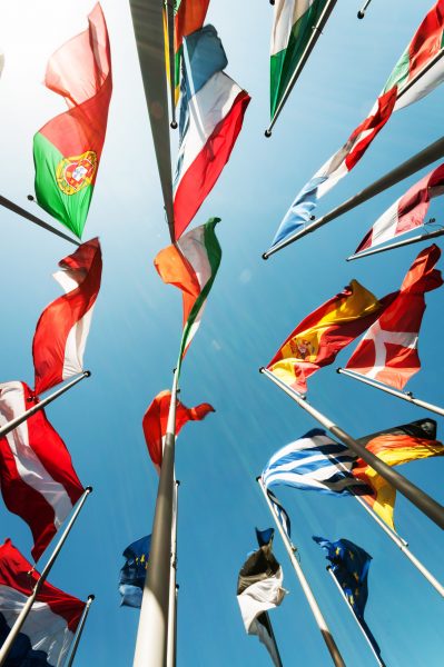 Zahlreiche internationale Flaggen wehen am Flaggenmast