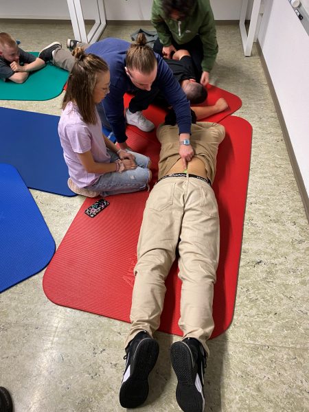 Schülerinnen und Schüler beim aWorkshop zum Thema Rückengesundheit