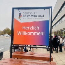 Bunter Aufsteller zum Deutschen Pflegetag 2024