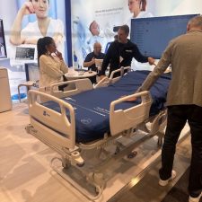 Messestand mit modernem Krankenhausbett