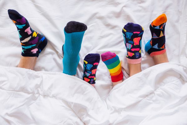 Unterschiedliche Socken als Symbol für den Welt-Down-Syndrom-Tag
