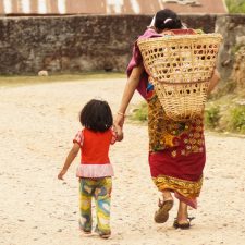 Mutter und Kind laufen Hand in Hand