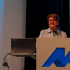 Bettina Altesleben am Redepult