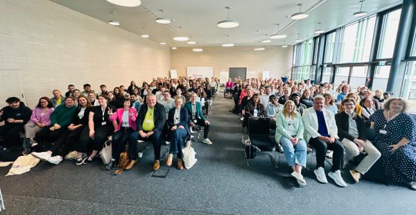 Teilnehmer und Teilnehmerinnen im Bildungszentrum beim Pflegekongress