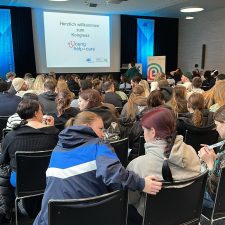 Teilnehmer und Teilnehmerinnen im Bildungszentrum beim Pflegekongress