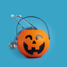 Geschnitzter Kürbis mit Gesicht, in dem ein Stethoskop steckt