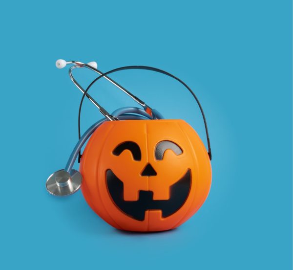 Geschnitzter Kürbis mit Gesicht, in dem ein Stethoskop steckt