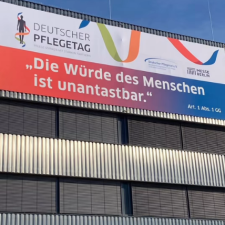 Plakat am Veranstaltungsgebäude in Berlin