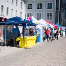 Aussteller mit ihren Ständen vorm Schloss Saarbrücken