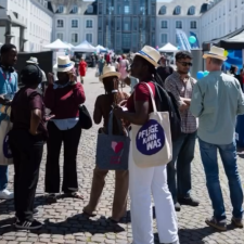 Besucher vorm Saarbrücker Schloss