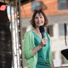 Beatrice Zeiger auf der Bühne beim Pflegetag Saar