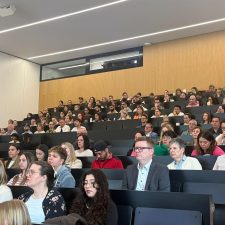 Teilnehmer bei der Veranstaltung im UKS