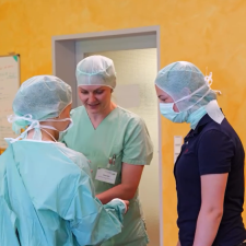 Schüler im OP Kittel bei einer der Mitmachaktionen im Klinikum Saarbrücken