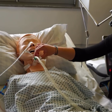Mitmachstation mit Reanimationspuppe im Klinikum Saarbrücken