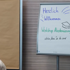 Plakat mit der Aufschrift HERZLICH WILLKOMMEN